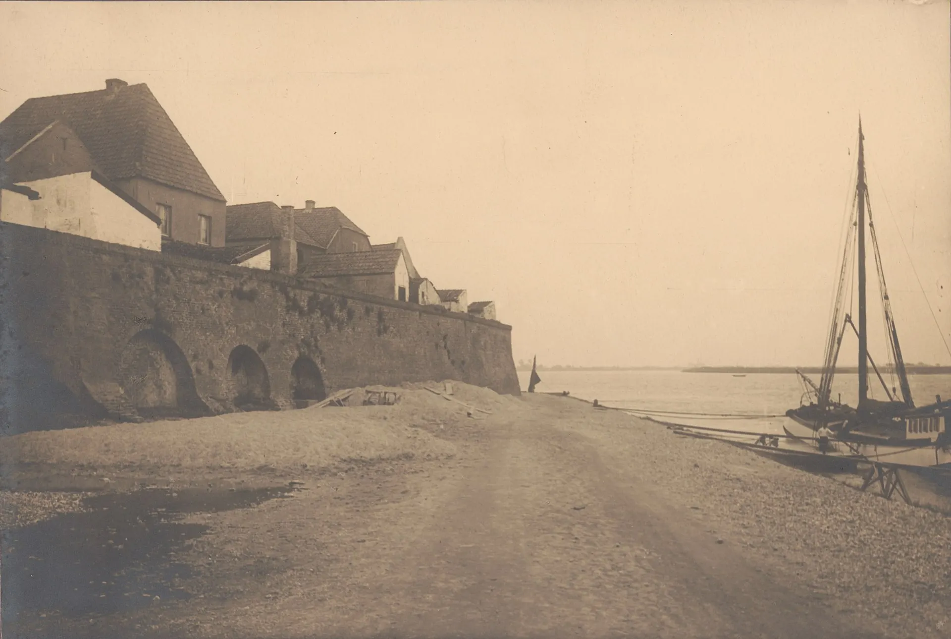 Stadtmauer und Rheinpromenade Rees